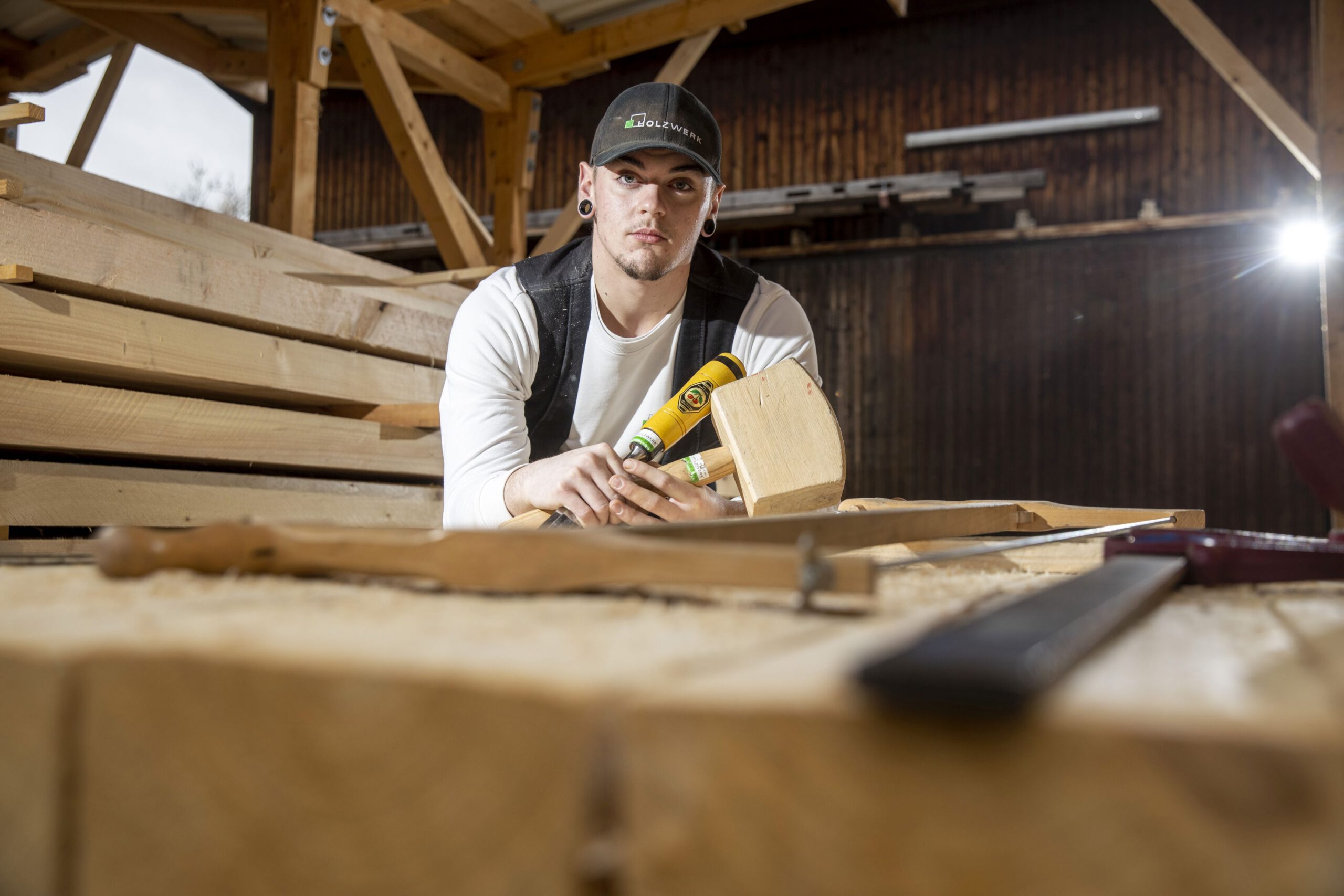 Zimmerer Tayler in der Holzwerkstatt