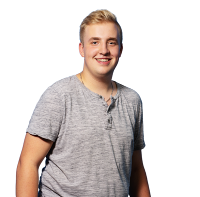 Auszubildender Joost wird Feinwerkmechaniker, traegt graues T-Shirt und laechelt