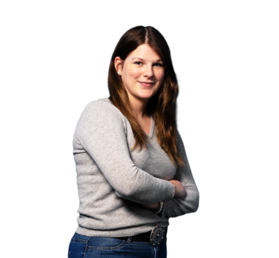 Auszubildende Luisa wird Groß-und Außenhandelskauffrau, verschraenkt die Arme, traegt grauen Pullover und dunkelblaue Jeans