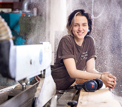 Tischlerin Olga in Ihrer Werkstatt