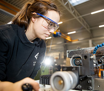 Auszubildende an der Werkbank in der Werkstatt mit Schutzbrille,Ausbildung, Moin Future