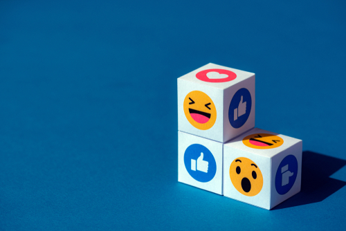 Drei Wuerfel mit Emoji-Icons sind uebereinander gestapelt