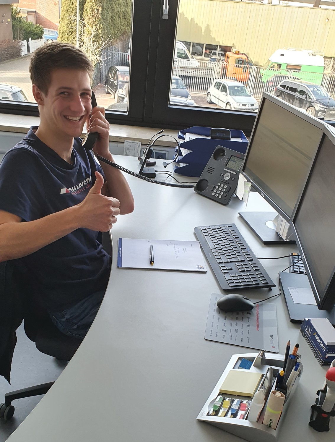 Finn am Schreibtisch bei seiner Ausbildung in Neu Wulmstorf