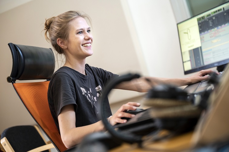 Clara am Mischpult, Ausbildung Mediengestalterin für Bild und Ton