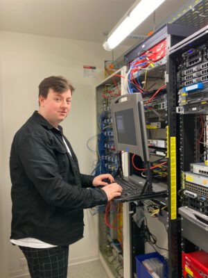 Nico bei seiner Ausbildung zum Kaufmann für IT-System-Management
