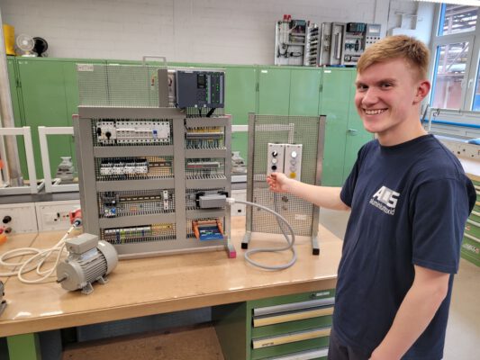 Azubi bei seiner Ausbildung zum Elektroniker für Betriebstechnik bei der Aluminium Oxid Stade GmbH